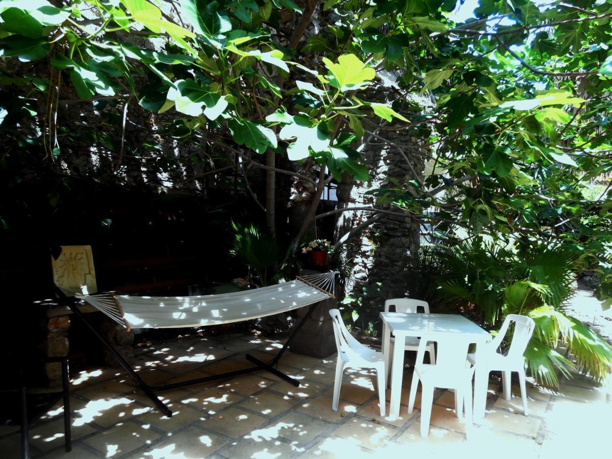 Logis De La Meschaussee, Dans Donjon Du Xie Siecle Canet  Exterior foto